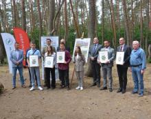 Oficjalne odsłonięcie znaczka pocztowego serii "Polska Zobacz Więcej" w Krzywym Lesie